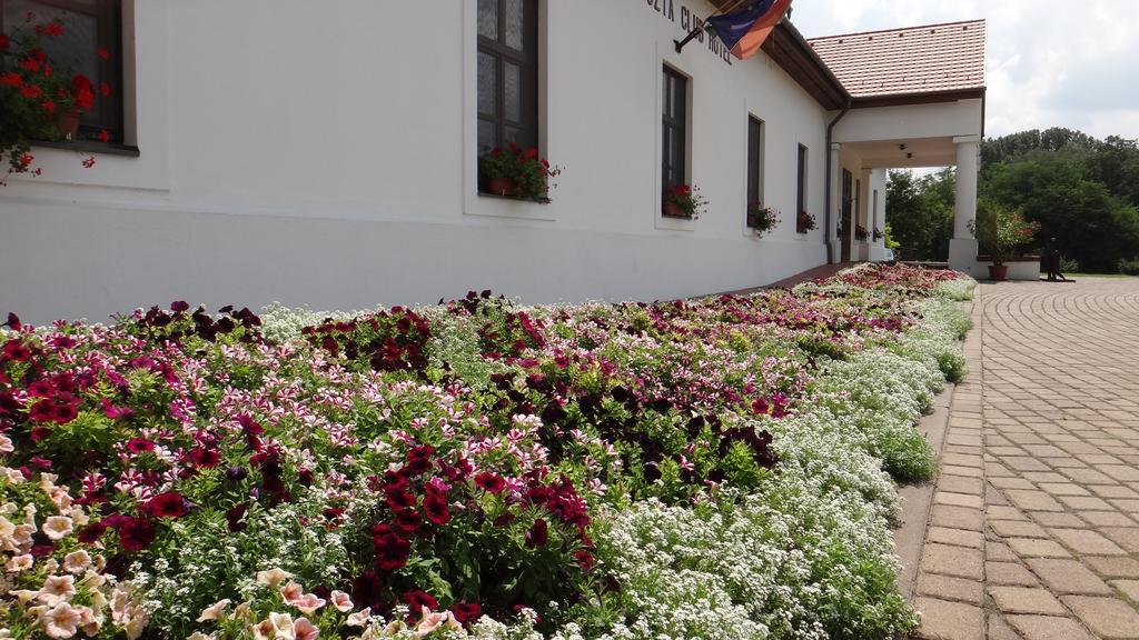 Sarlospuszta Club Hotel Tatarszentgyorgy Exterior photo