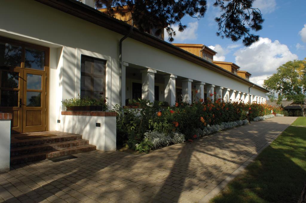 Sarlospuszta Club Hotel Tatarszentgyorgy Exterior photo