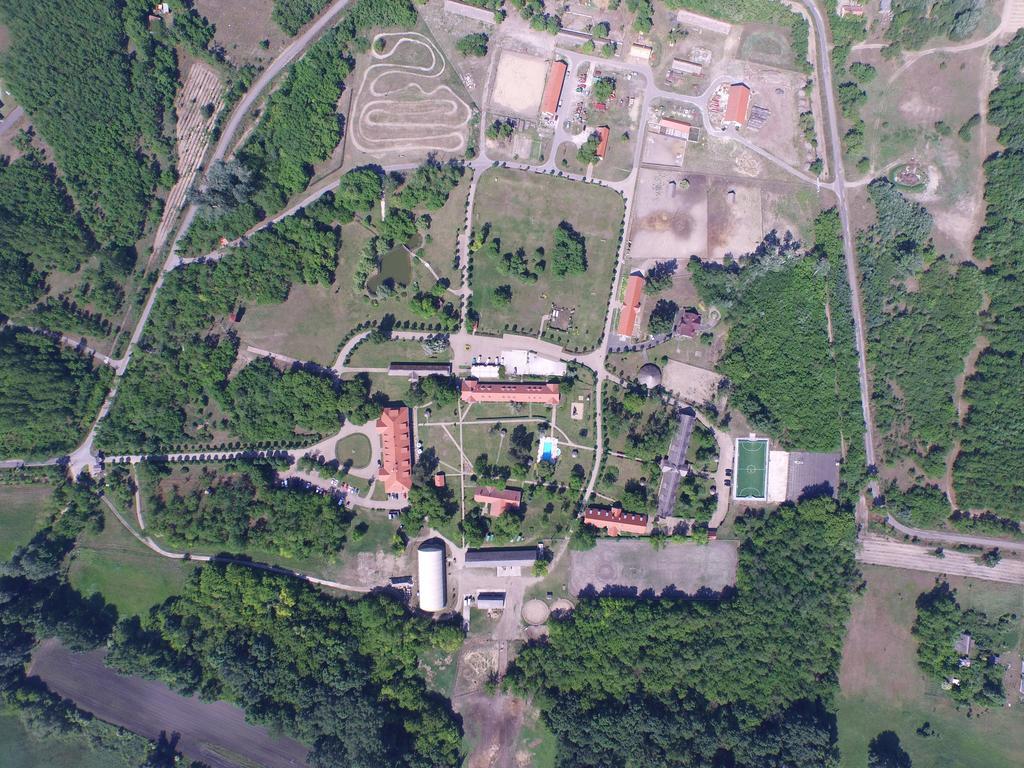 Sarlospuszta Club Hotel Tatarszentgyorgy Exterior photo