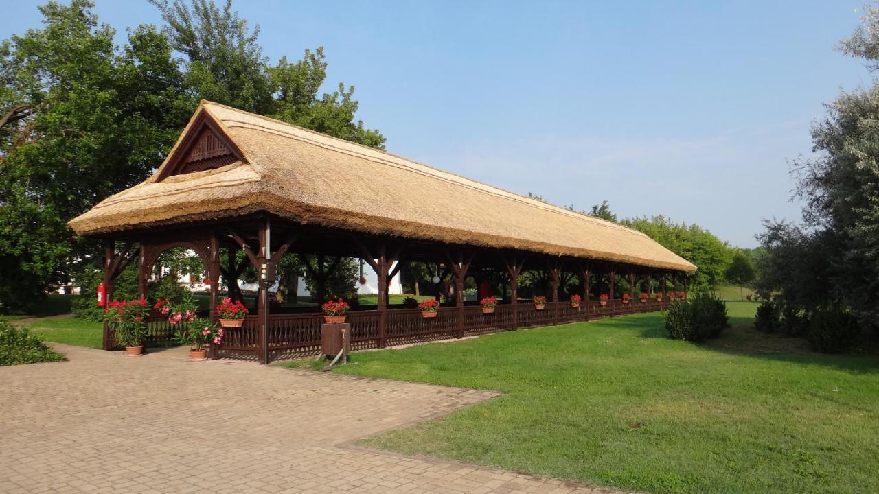Sarlospuszta Club Hotel Tatarszentgyorgy Exterior photo